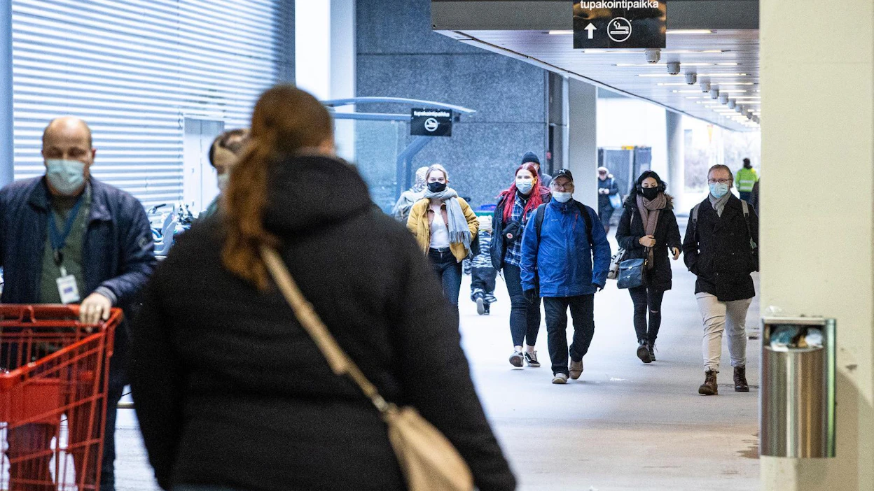 Koronavirustartuntojen määrä pääkaupunkiseudulla on ollut viime viikkoina laskussa, mutta toisaalta myös testeissä on käyty paljon aiempaa laiskemmin.