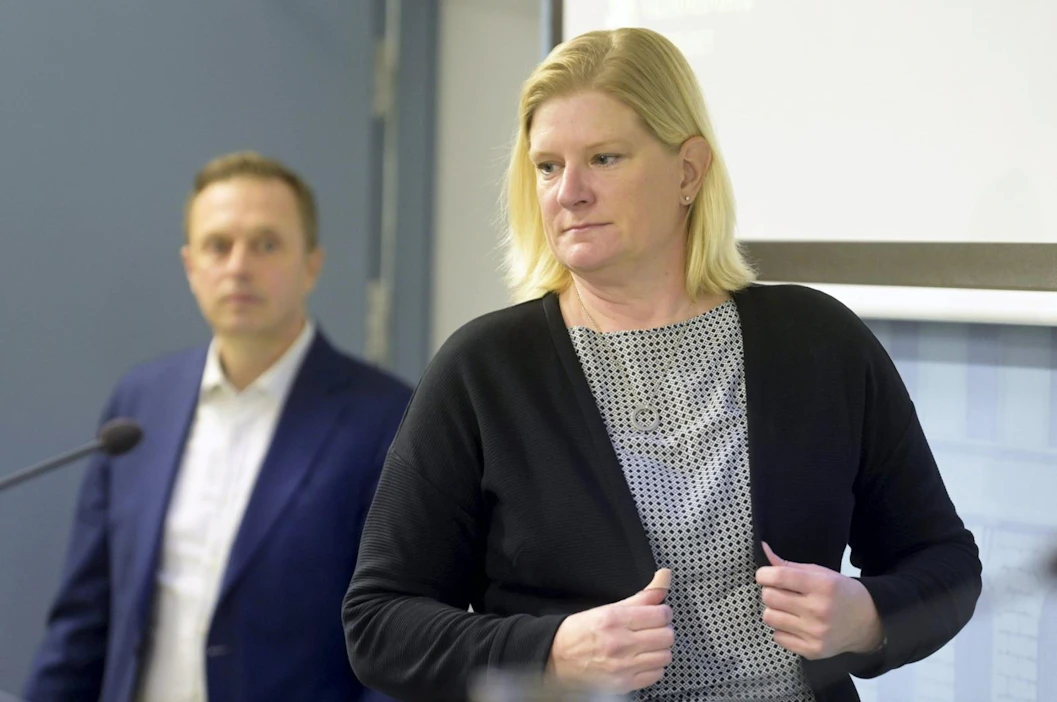 Johtaja Pasi Pohjola STM:stä ja johtava asiantuntija Mia Kontio THL:stä viikottaisessa koronatiedotustilaisuudessa tänään. Lehtikuva / Vesa Moilanen