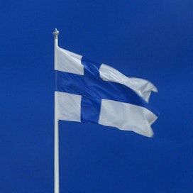Jos liputtaa läpi yön, valkoisen pitää näkyä selvästi valkoisena ja sinisen sinisenä, ohjeistaa sisäministeriö. LEHTIKUVA / Timo Jaakonaho