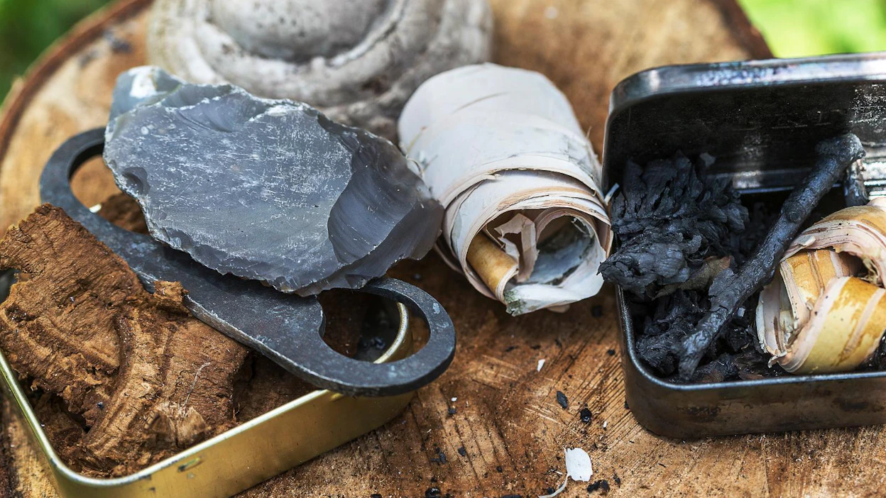 Tuluksissa on tulusrauta eli karkku, taulaa ja muita sytykkeitä. Hiiltynyt rasia sisältää lunttua, eli rei’itetyssä metallirasiassa nuotiolla hiillostettua kangasta, risuja ja käpyjä, jotka nappaavat tulen nopeasti.