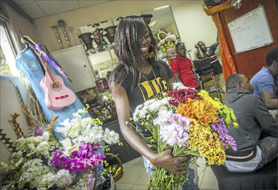 Kisha Drichiru haki täydennystä leikkokrysanteemien myyntihyllyyn Ugandan pääkaupungissa Kampalassa. Krysanteemeja viedään ruusujen jälkeen eniten. Juho Paavola