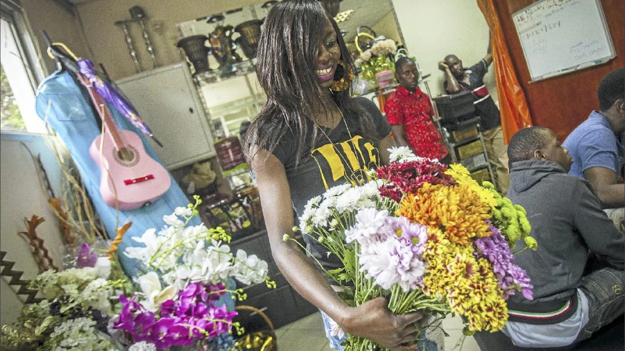 Kisha Drichiru haki täydennystä leikkokrysanteemien myyntihyllyyn Ugandan pääkaupungissa Kampalassa. Krysanteemeja viedään ruusujen jälkeen eniten. Juho Paavola