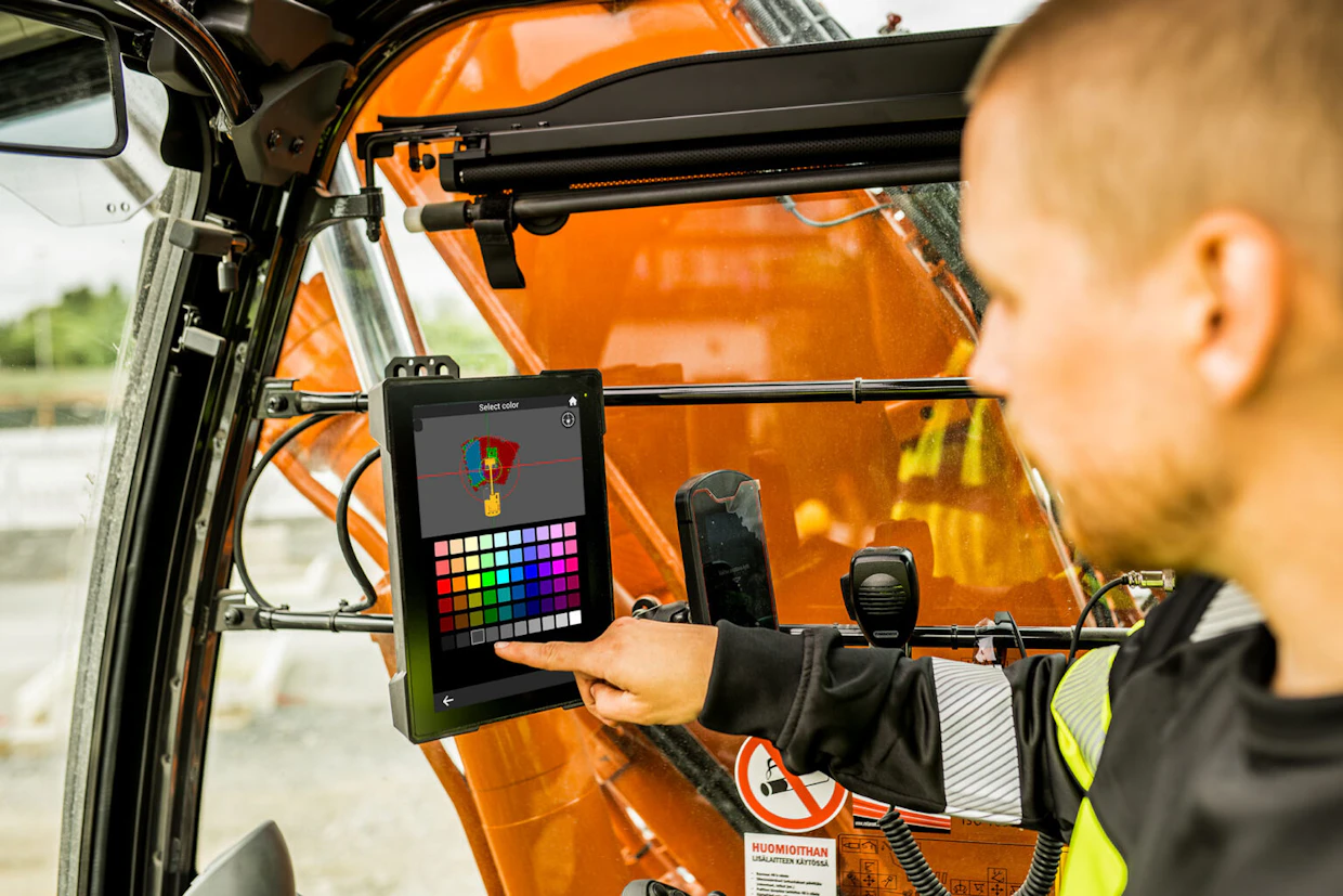 Jatkuva tallennus -toiminto luo kauhan leikkauksesta automaattisesti pintamallin, joka maalautuu värikarttana suunnittelumallin päälle.