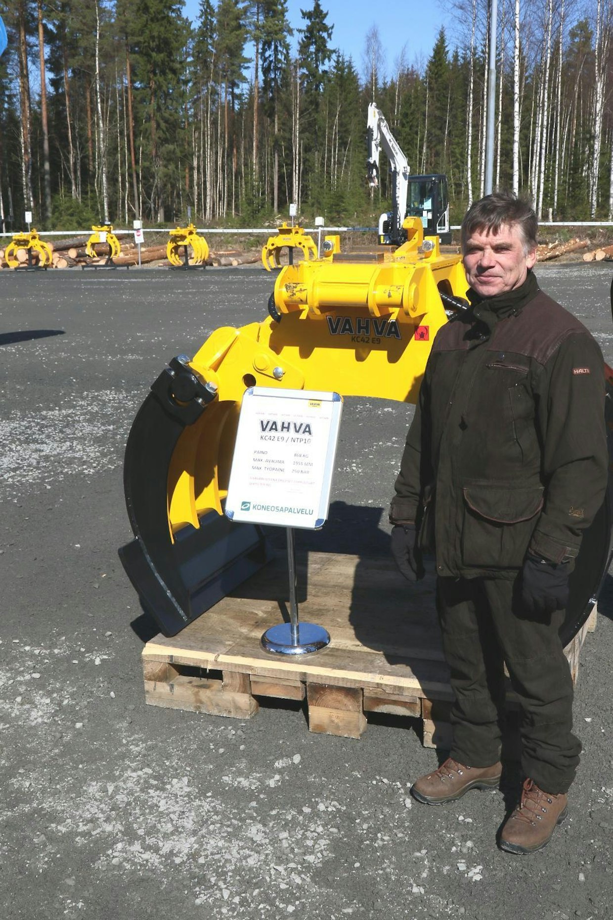 Kaivukoneisiin tarkoitettuun Vahva KC42 E9 -kahmariin on tarjolla irroitettavat purkuleuat. ”Näitä kaivureiden kahmareita menee yllättävän paljon, jopa neljäsosa tuotannosta”, toteaa toinen Koneosapalvelun perustajista, Toivo Aliranta.