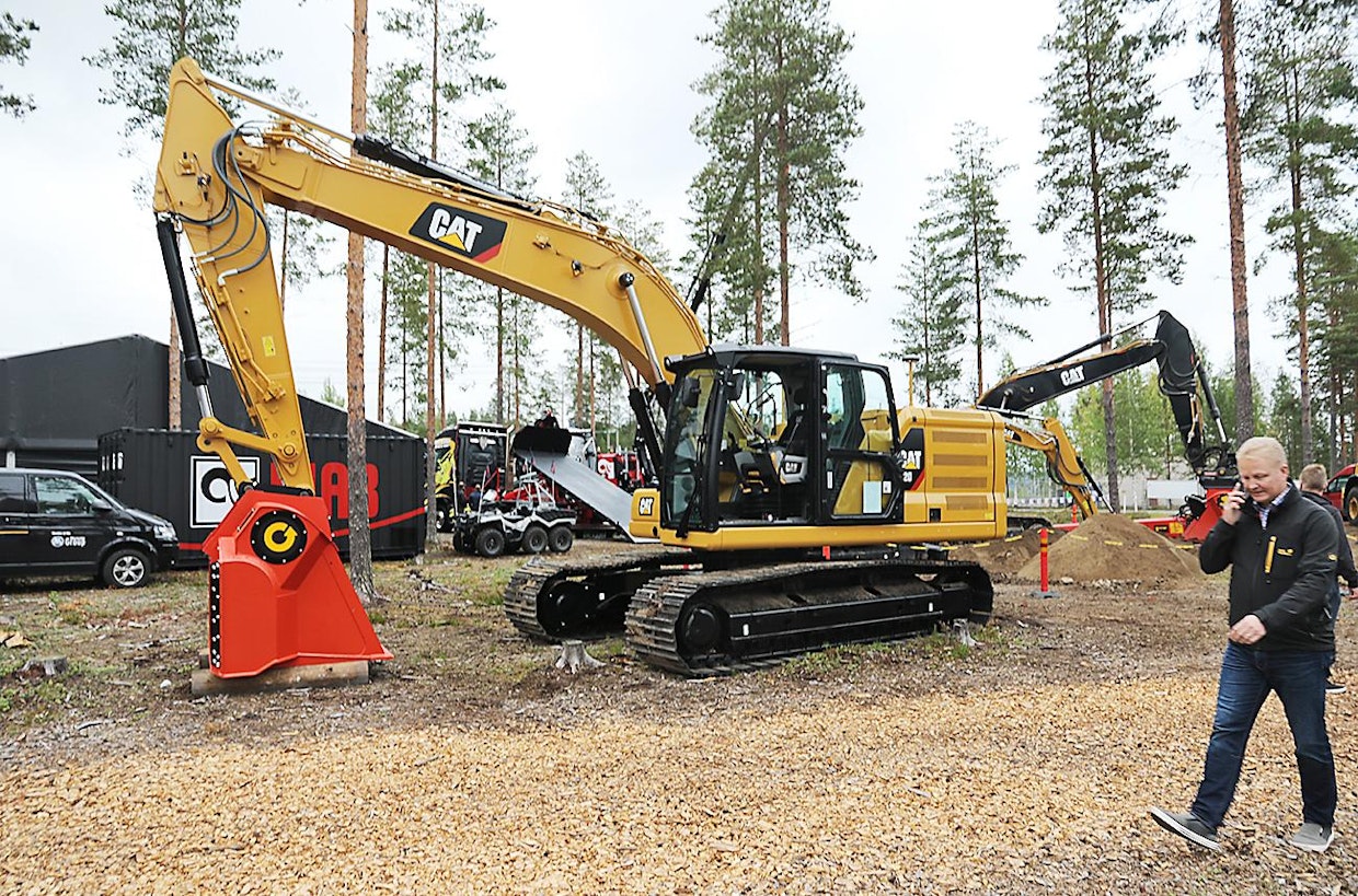 Caterpillar teki kaikkien aikojen suurimman lanseerauksen vuosi sitten esittelemällä uuden mallisarjan kaivukoneensa. Sähköisesti esiohjatut 320- ja 323-mallit ovat saaneet hyvän vastaanoton myös Suomessa. 22,7 ja 25,5 tonnia painavien koneiden ominaisuuksiin kuuluu mm. laaja kattaus tehdasasenteisia kaivuavustimia. (AT)