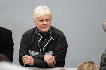 Jerry Riordanilla riittää miettimistä tänä viikonloppuna. Tallin hevosilla ajetaan isosta rahasta molemmilla puolilla Pohjanlahtea.