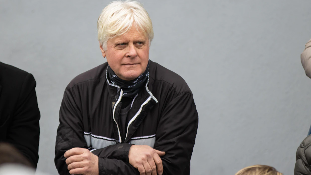 Jerry Riordanilla riittää miettimistä tänä viikonloppuna. Tallin hevosilla ajetaan isosta rahasta molemmilla puolilla Pohjanlahtea.