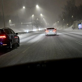 Sääennusteen mukaan ajokeli on huono tai erittäin huono koko maassa. LEHTIKUVA / Heikki Saukkomaa