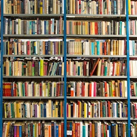 Kirjahylly on vielä verkkoaikanakin monen kodin tärkeä sisustuskapistus. Isänpäivä tuo siihen monilla täytettä.