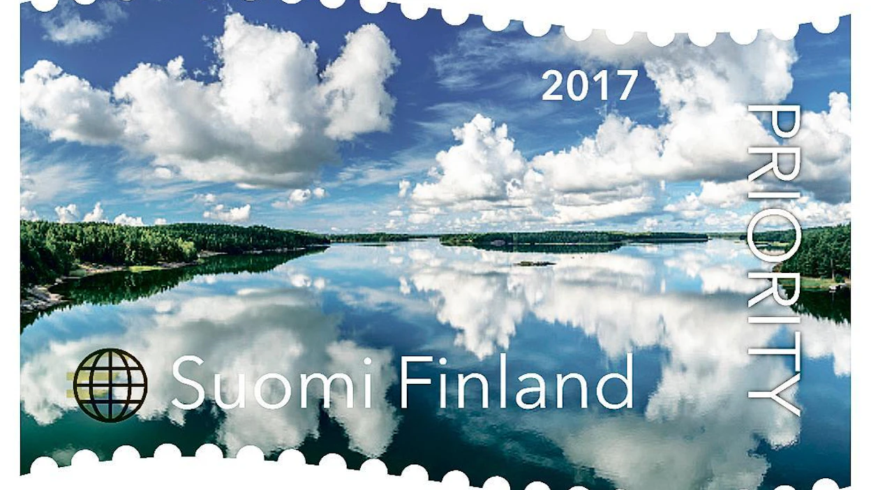 Pilviä saaristossa -merkki julkaistiin helmikuussa 2017 osana Tyynen rauhallisesti -merkkisarjaa, jossa kuvataan suomalaista järviluontoa eri vuodenaikoina.