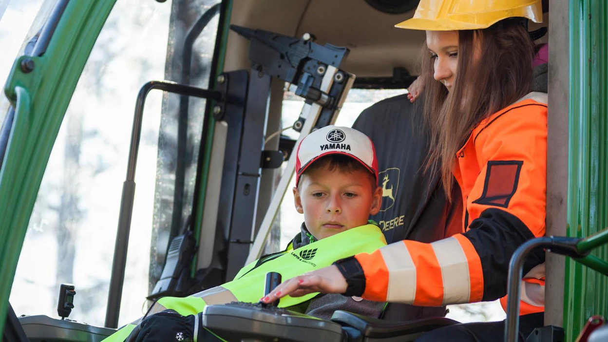4H järjestää vuosittain koululaisille metsäpäiviä. Rovaniemen Ylikylän alakoulun Leevi Komulainen sai viime syksynä opastusta metsäkoneen kuljettajaksi opiskelevalta Riitta Molkoselältä.