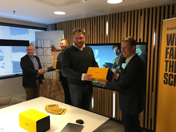 Ensimmäiset GrainSense-mittarit luovutettiin viljelijöille tiistaina Helsingissä. Vasemmalta oikealle: Guy Bosas, Teemu Helkala, Kalle Vuori ja Kalle Erkkola.