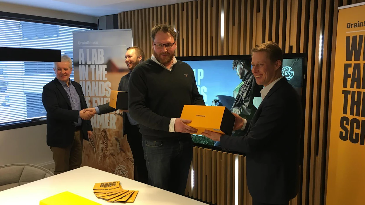Ensimmäiset GrainSense-mittarit luovutettiin viljelijöille tiistaina Helsingissä. Vasemmalta oikealle: Guy Bosas, Teemu Helkala, Kalle Vuori ja Kalle Erkkola.
