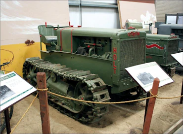 Holt Caterpillar T-11 5 tonk -traktoria valmistettiin vuosina 1917-26  Stockton, Kalifornia ja Peoria, Illinois, USA Holt Mfg. Co. Valmistettu yhteensä 4138 kpl