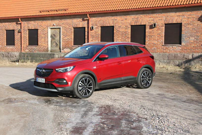 Grandland X PHEV on Opelin ensimmäinen ladattava hybridi. Mallisto käsittää niin etu- kuin nelivetoiset versiot. Vakiovarustelu käsittää mm. Full LED -ajovalot ja navigointijärjestelmän kosketusnäytöllä.
