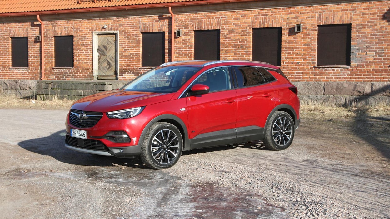 Grandland X PHEV on Opelin ensimmäinen ladattava hybridi. Mallisto käsittää niin etu- kuin nelivetoiset versiot. Vakiovarustelu käsittää mm. Full LED -ajovalot ja navigointijärjestelmän kosketusnäytöllä.