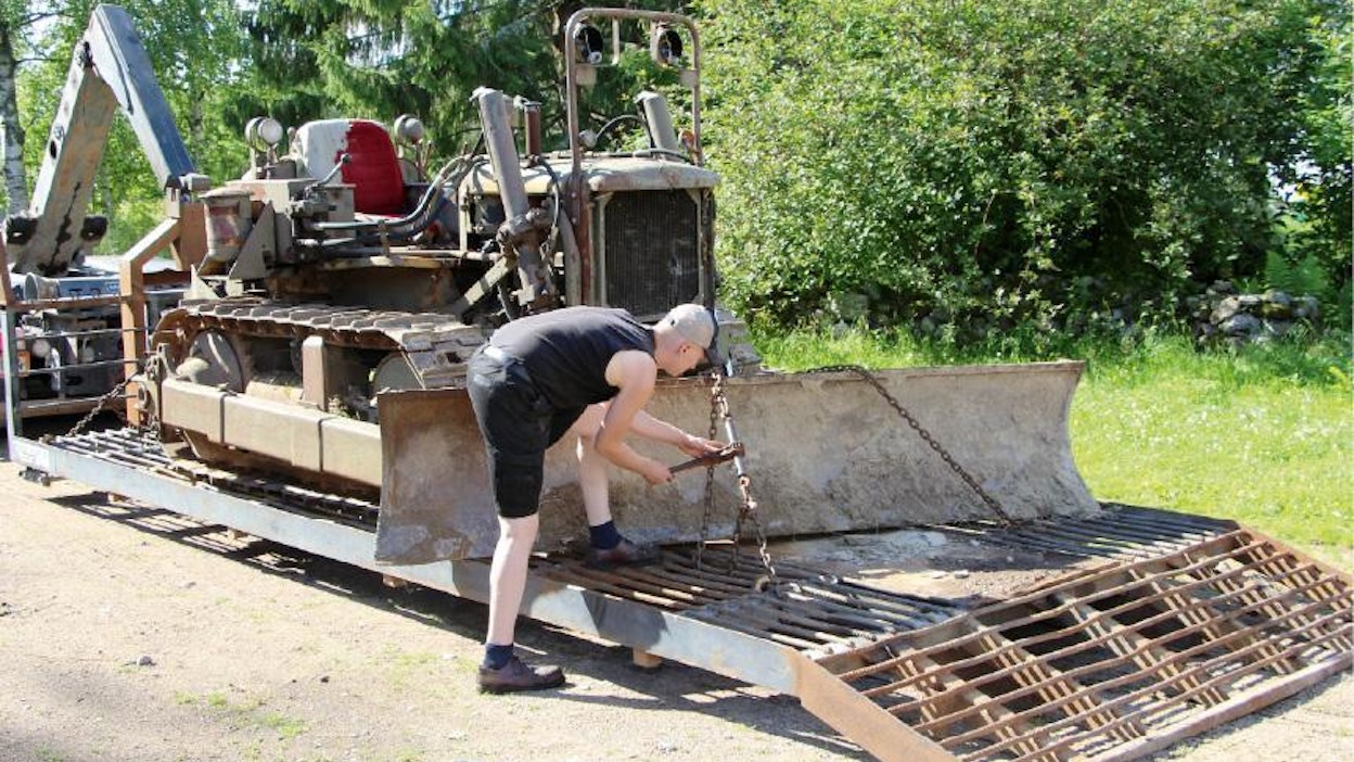 Vuonna 1954 Illinoisin Springfieldissä valmistunut Allis-Chalmers HD-5 näyttää tässä luovutustilaisuuskuvassa vielä perin resuiselta, mutta moni on kakku päältä kaunis. Moottori pyöri melko hyvin, eikä telastoissa näkynyt minkäänlaisia vammoja, mutta traktorin ohjaamiseen eivät meinanneet tavalliset jalkavoimat riittää. Äänekäs voimansiirtokin antoi aihetta pieneen ennakkohuoleen. Ajokytkimen ja vetopyörien välissä on varmasti jotain häikkää.