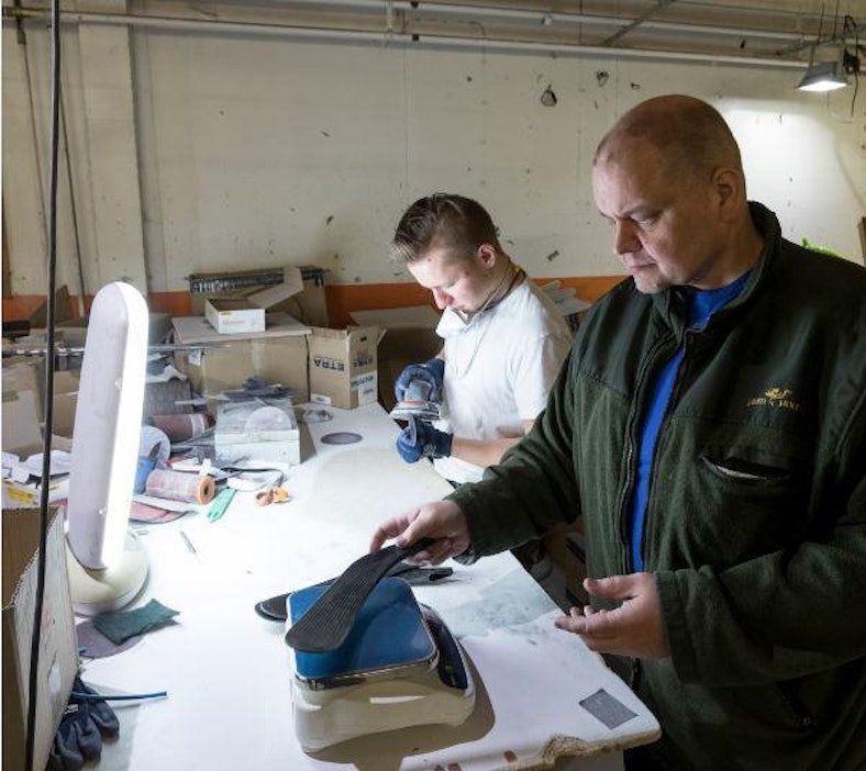 Mikko Raulahti ja Teemu Mäkiniemi (takana) laskevat ja punnitsevat lapoja.