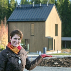 Seinäjoella on hyödynnetty puuta muun muassa viime kesän asuntomessujen alueella. Katja Lähtisen takana näkyy Kotola -massiivipuutalo.