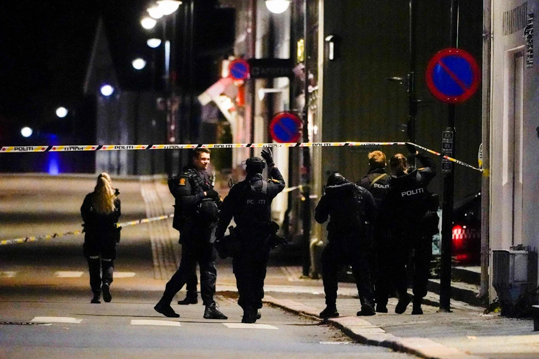 Poliisi eristää aluetta Norjan Kongsbergissä. Useita ihmisiä on kuollut ja loukkaantunut jousimiehen hyökkäyksessä. LEHTIKUVA / AFP