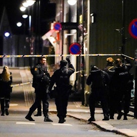Poliisi eristää aluetta Norjan Kongsbergissä. Useita ihmisiä on kuollut ja loukkaantunut jousimiehen hyökkäyksessä. LEHTIKUVA / AFP