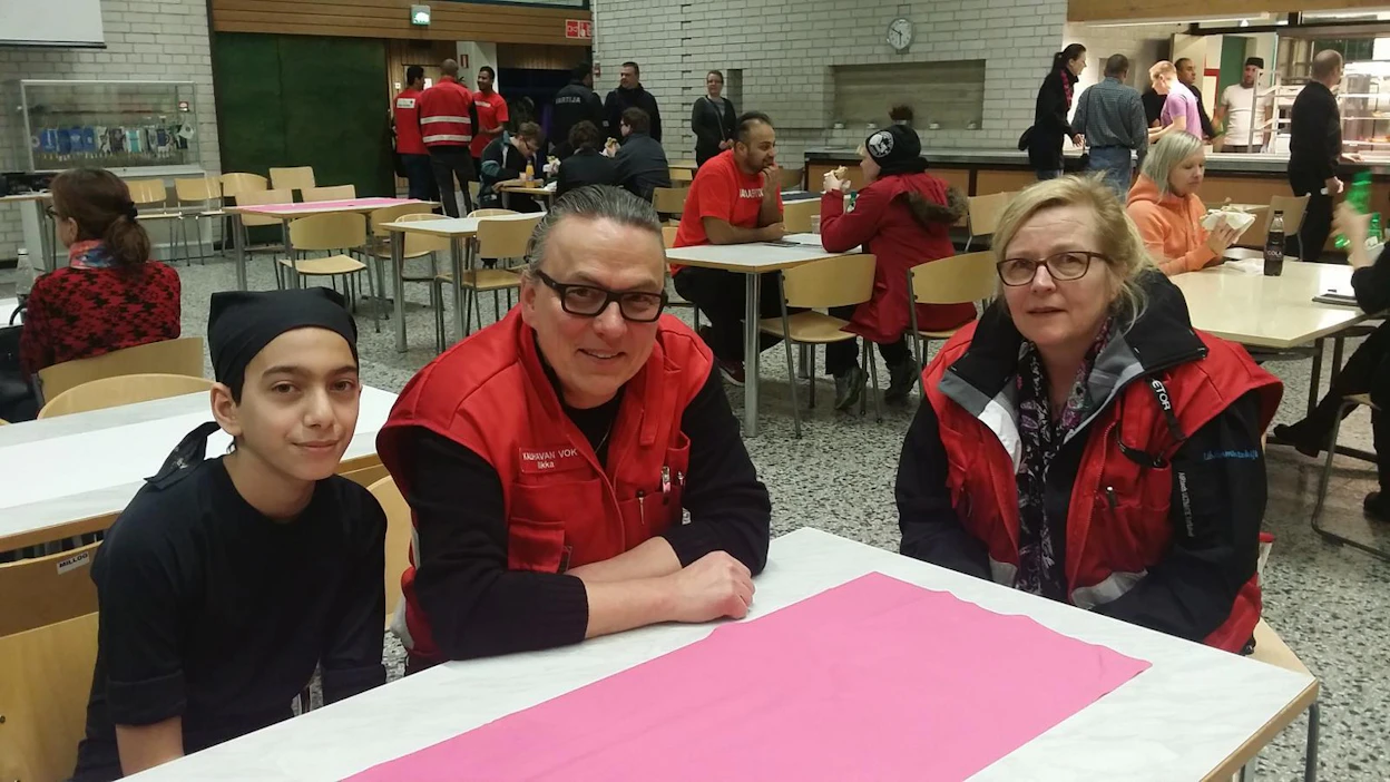 13-vuotias turvapaikanhakija Hussein Ali, Kauhavan vastaanottokeskuksen johtaja Ilkka Peura ja työtoiminnan ohjaaja Minna Torkkola pitivät sunnuntaista ruokatapahtumaa onnistuneena.