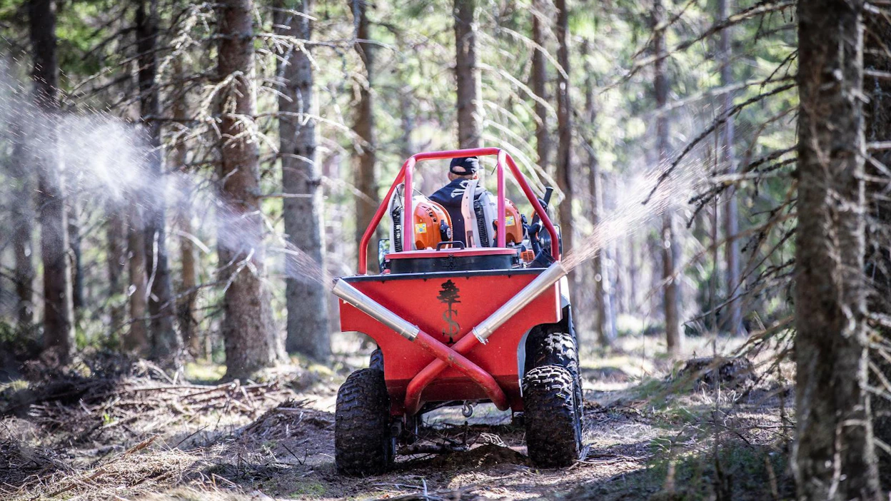 Lannoitus sujuu näppärästi Pauli Pietin ja Hannu Ruokolaisen kehittämällä koneella. Keksintö esiteltiin MT Metsän toukokuun numerossa.