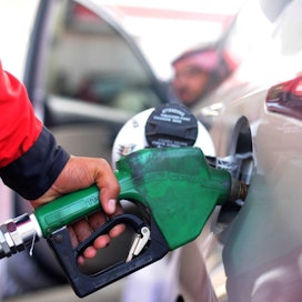 Raakaöljyn hinnalla on vaikutusta myös bensiinin hintaan. LEHTIKUVA/AFP.