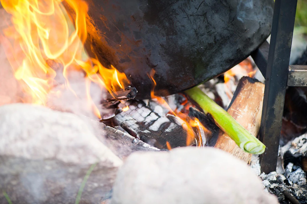 Metsähallituksen erävalvonta painottaa, että avotulen teko vaatii aina maanomistajan luvan.