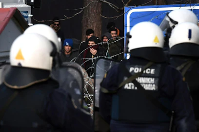 Kreikka on tuonut Turkin vastaiselle rajalleen esimerkiksi mellakkapoliiseja tehostaakseen rajojen valvontaa. LEHTIKUVA / AFP