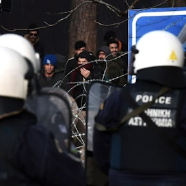 Kreikka on tuonut Turkin vastaiselle rajalleen esimerkiksi mellakkapoliiseja tehostaakseen rajojen valvontaa. LEHTIKUVA / AFP