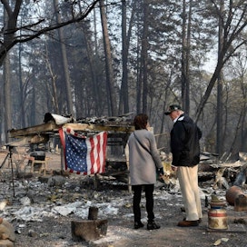 Pahojen metsäpalojen tuhoamalla alueella kävellyt Donald Trump sanoi, että metsistä on pidettävä huolta ja muut maat tekevät sen eri tavalla. LEHTIKUVA/AFP