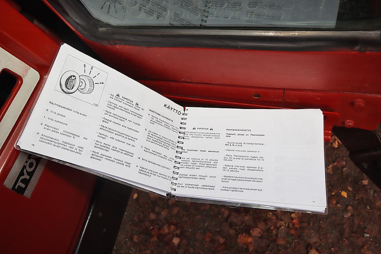 Käyttöohjekirjasta on aina hyötyä käytetyn traktorin ominaisuuksiin tutustuessa. Fiatagrissakin on virta-avaimen 0-asennon "takana" parkkivaloasento, ainakin Valmet-kuljettajat jättävät Fiatilla ajaessaan helposti parkkivalot tahattomasti päälle.