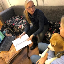 Tuusulan 4H-yhdistyksen toiminnanjohtaja Julia Mali auttaa pian 13-vuotiasta Annaa yrityksen perustamisessa. 4H tarjoaa myös dogsitter- eli koiranhoitajakoulutusta, Mali vinkkaa.