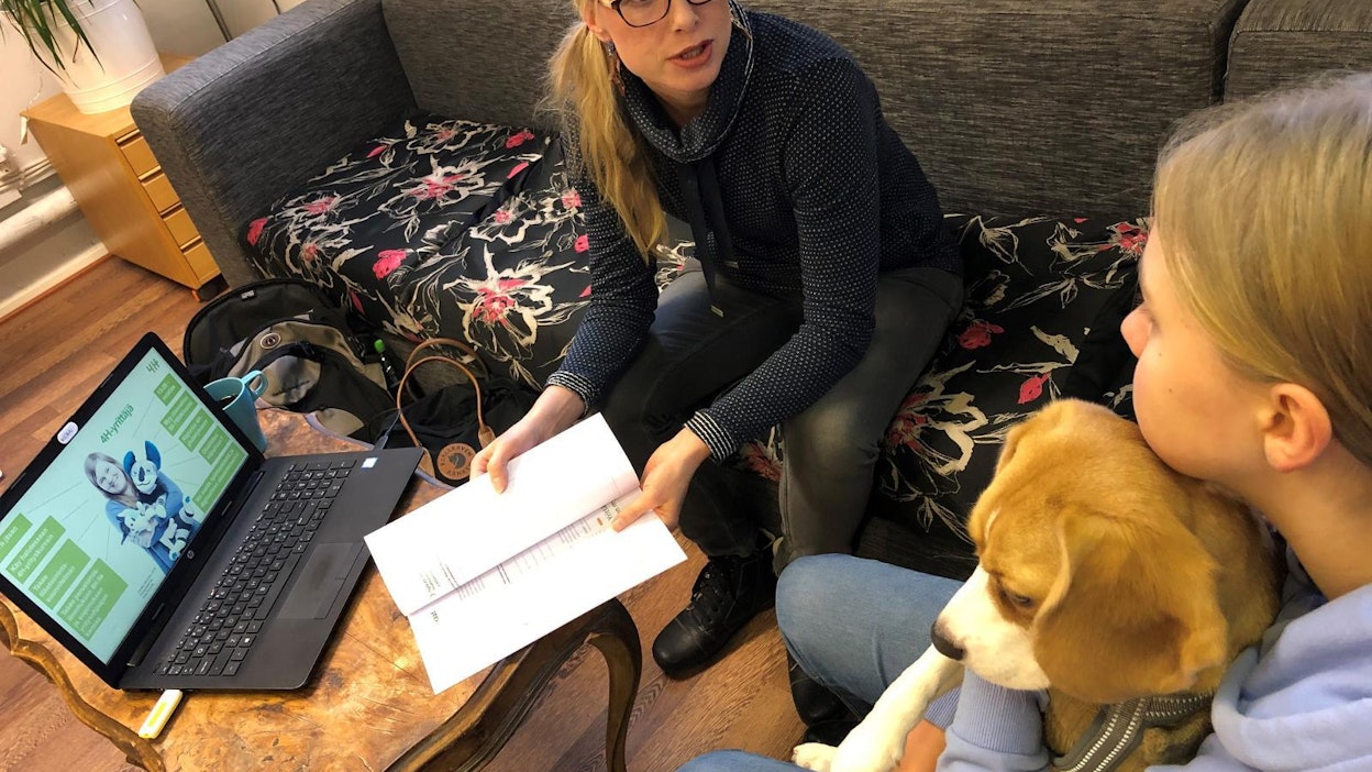 Tuusulan 4H-yhdistyksen toiminnanjohtaja Julia Mali auttaa pian 13-vuotiasta Annaa yrityksen perustamisessa. 4H tarjoaa myös dogsitter- eli koiranhoitajakoulutusta, Mali vinkkaa.