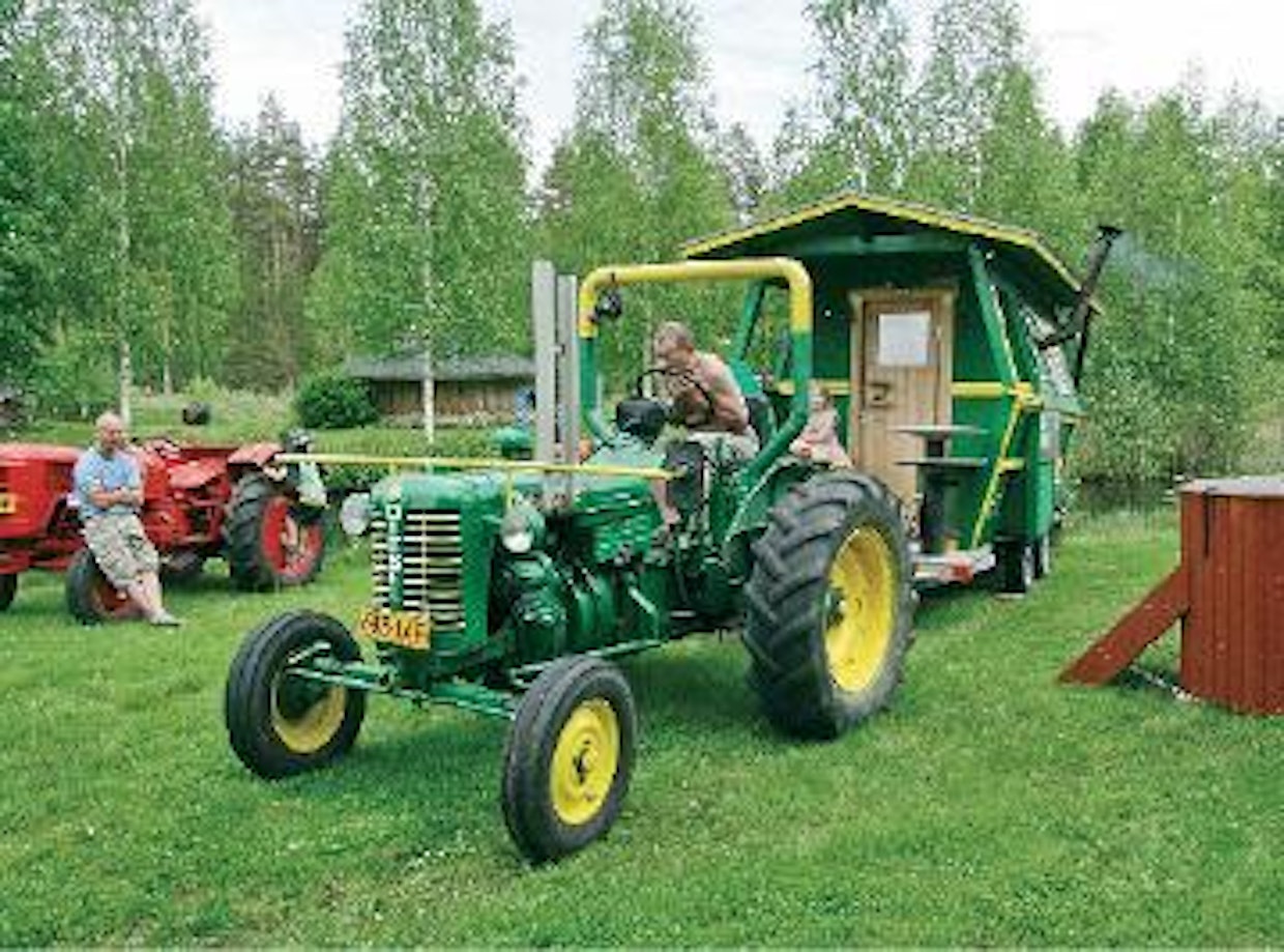 Sauna lämpiämään ja Zetor tulille, tuumaa Esa Tuunanen. Poika Juha Tuunanen (vas.) on tehnyt saunan viereen kylpytynnyrin, jota vuokrataan ja tarvittaessa valmistetaankin halukkaille. Kesäaikaan pulahdetaan kuitenkin useimmiten lampeen uimaan.