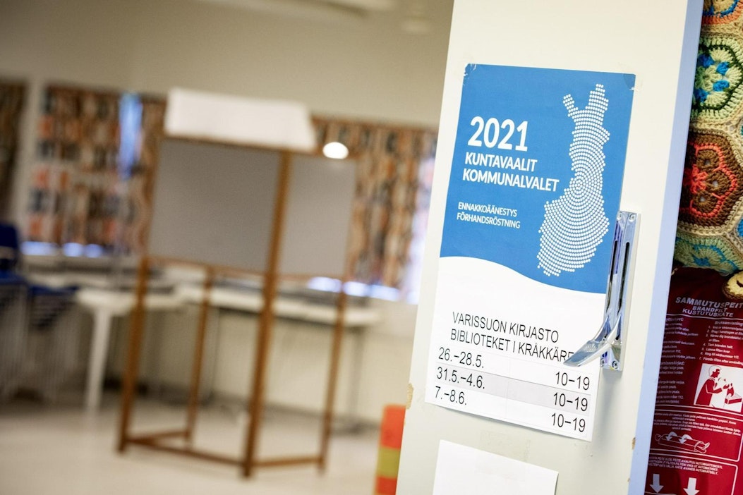 Naiset ovat käyneet ennakkoon uurnilla ahkerammin kuin miehet. LEHTIKUVA / Roni Lehti