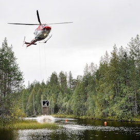Reilun viikon aikana helikopterilla tehdään Livojoelle yli 550 reissua.