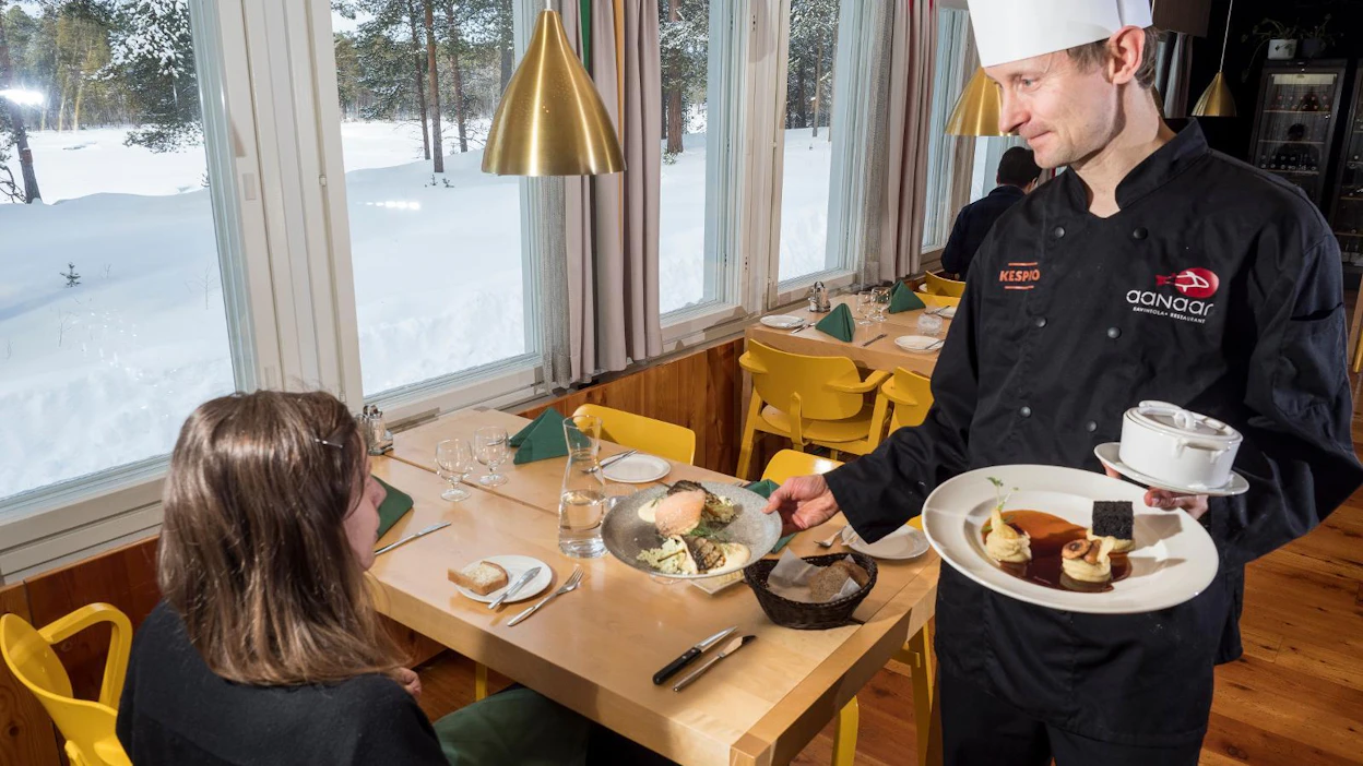 Keittiömestari Heikki Nikula on halunnut tuoda saamelaisia perinneruokia nykypäivään. Toimittaja sai maistaa grillattua Inarin siikaa ja poron kumpuksia.