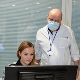 Essoten ylilääkäri Hans Gärdström tutkailee koneelta tietoja Essoten koronajäljitystiimin tartuntatautihoitaja Marika Lyytikäinen kanssa.