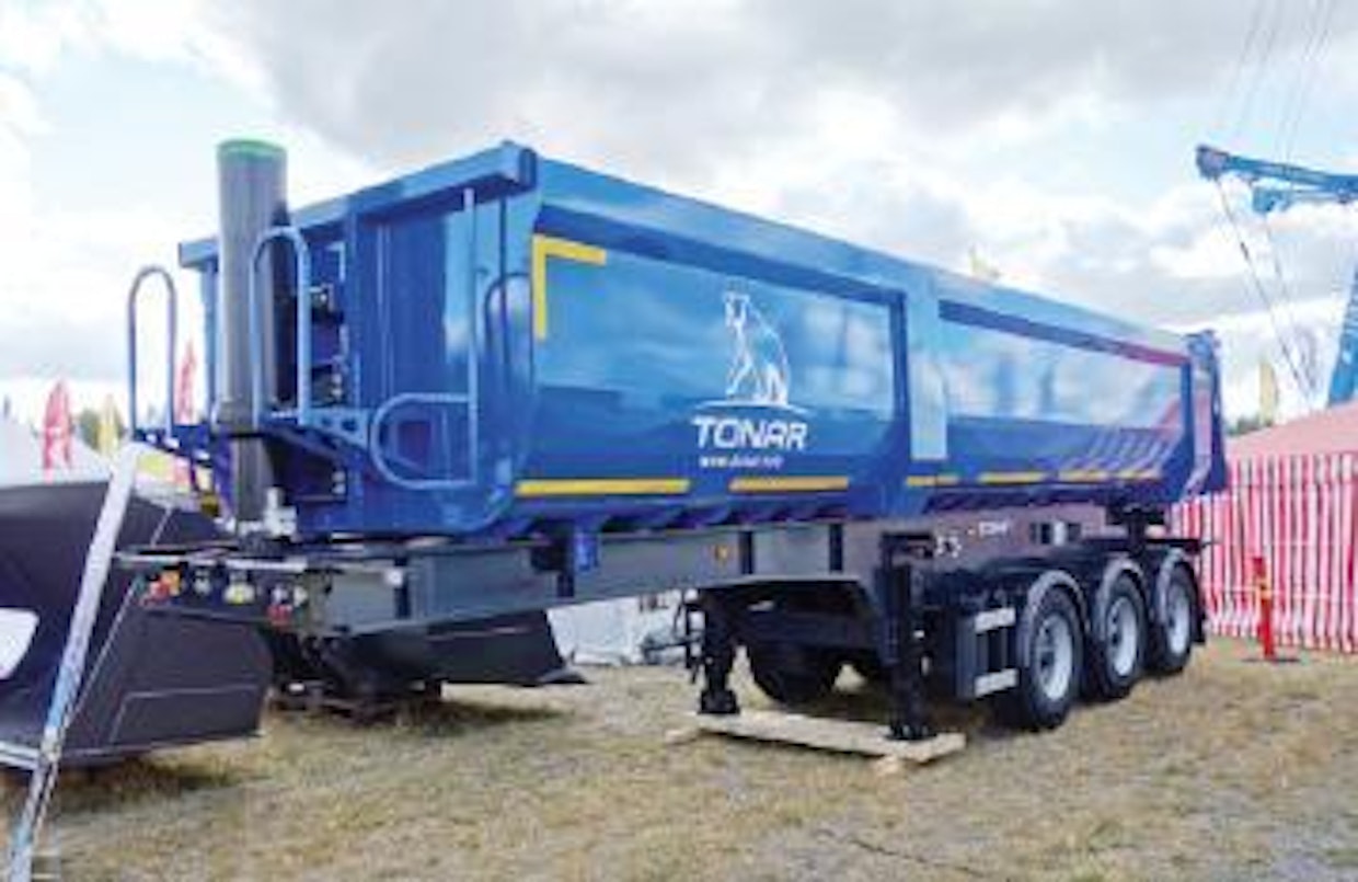 Venäjän karhu näkyy Tonar-trailereiden tuotemerkissä. Maxpossa oli näytillä erityisesti suomalaisia painorajoja varten räätälöity 48-tonninen puoliperävaunu, joka sopii 6x4 vetäjille. Tonar on suuri valmistaja Venäjänkin mittakaavassa, ja sillä on jopa oma kuorma-automallisto. Maahantuoja on Vantrail VTR Oy. (JL)