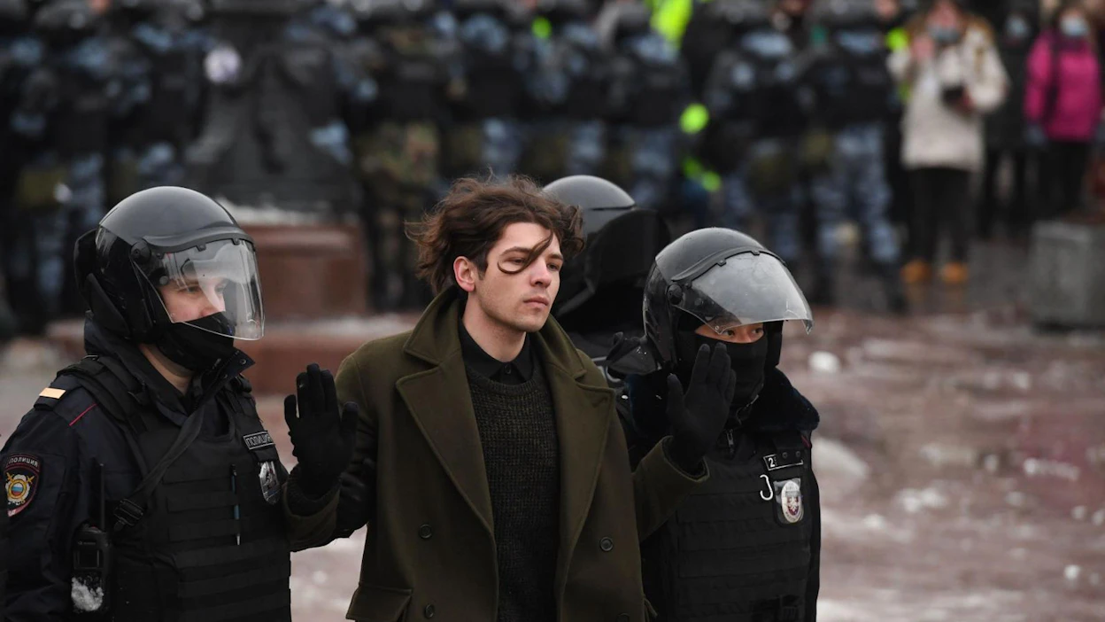 Poliisi otti kiinni yli 3600 ihmistä, jotka olivat eri puolilla maata osoittaneet mieltään Navalnyin tueksi lauantaina. LEHTIKUVA / AFP
