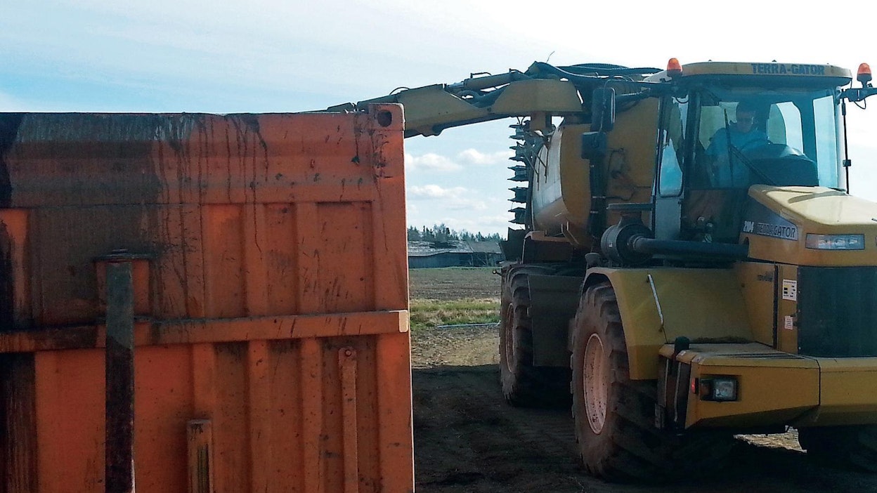 Rejekti/ammoniumsulfaatti-nesteen koe-erä levitettiin Kuljetus Tero Liukkaan Terra Gator -kalustolla. Ammoniumsulfaatin sekoitus välisäiliössä sujui ongelmitta. Seos on pH-arvoltaan yli 7, joten multaus estää haihtuvan typen osuutta karkaamasta ilmaan.