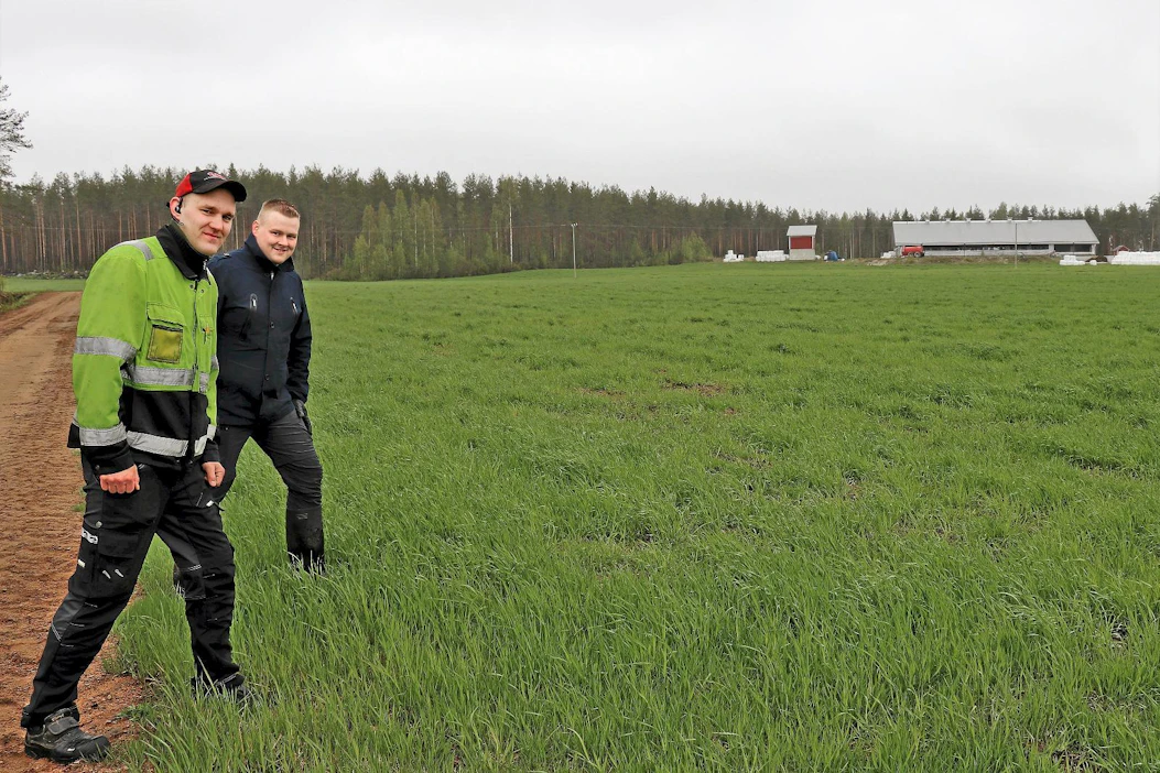 Maidontuottaja Antti Tyynelä (vas.) ja maaseutunuorten asiamies Niko Hyppönen ovat #manutpellossa-kampanjan ideanikkareita. Kampanjan ensiaskeleet ovat olleen vauhdikkaita ja maaseutunuoret ovat lähteneet innostuneesti mukaan.