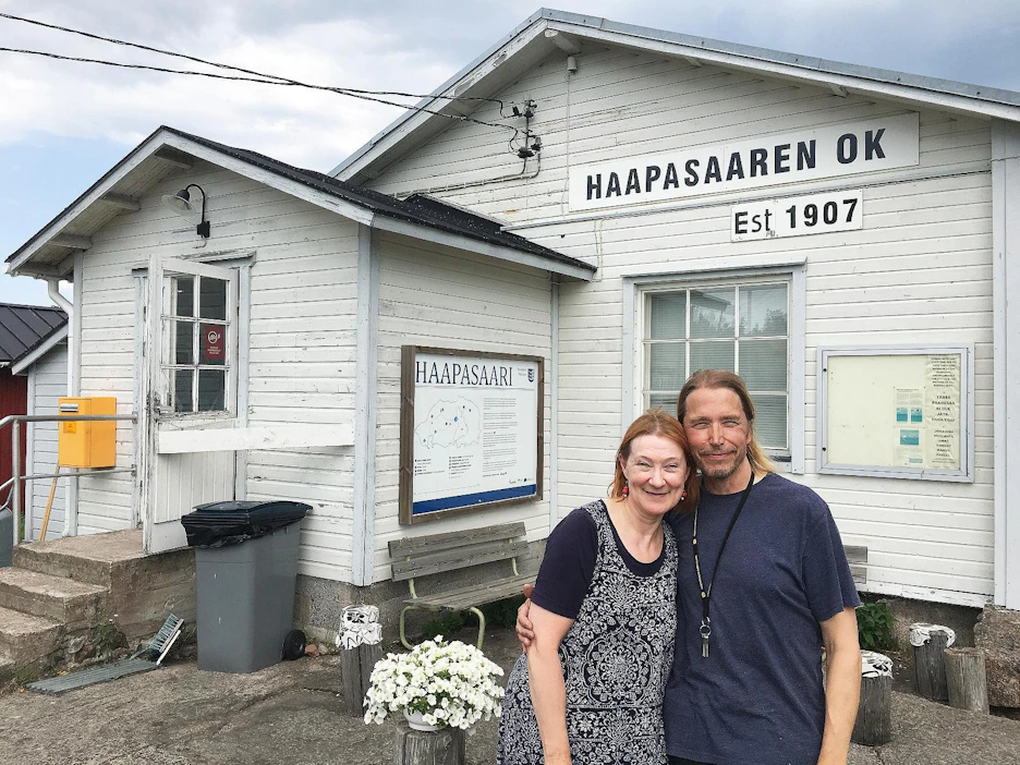 Tuuli-Anne ja Kristofer Klaavu pyörittävät pientä kauppaa nyt ensimmäistä talvea.