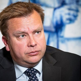 Puolustusministeri Antti Kaikkonen (kesk.) uskoo Puolustusvoimien pystyvän hoitamaan omat sairastuneensa pääosin itse.