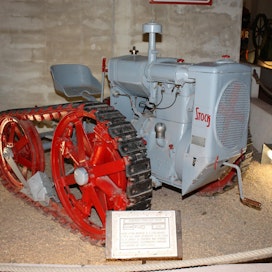 Raupenstock-telatraktoria valmistettiin vuosina 1927–29, Berlin-Niederschöneweide, Saksa. Valmistettu yhteensä vähän yli 4 000 kappaletta.