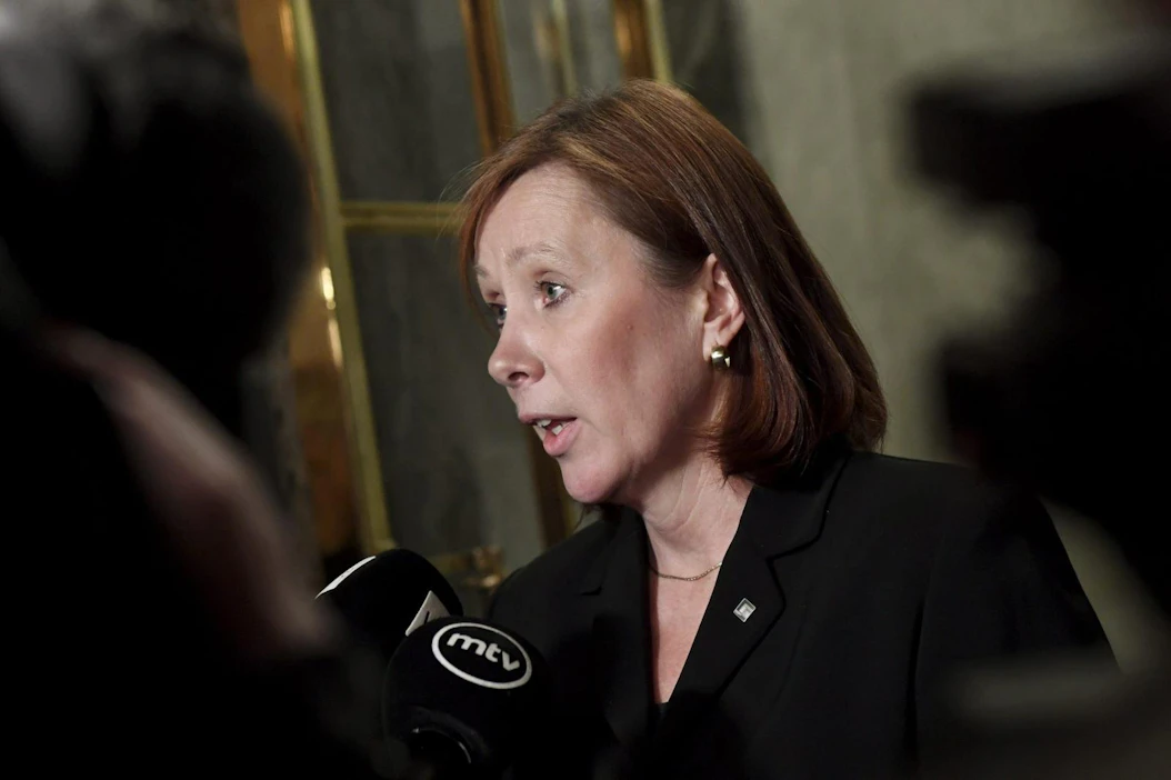 Kunta- ja omistajaohjausministeri Sirpa Paatero puhui tiedostusvälineille eduskunnan valtiosalissa.