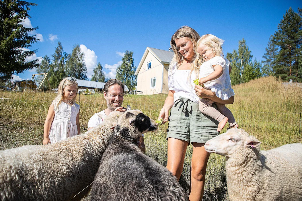 Jalkasten perhe on viihtynyt mainiosti vanhalla maatilalla Mäntyharjulla. Perhe kuvaa arkisia arkisia askareitaan YouTubeen. Kuvassa Julia Jalkanen (vas.), Juha Jalkanen ja Anniina Jalkanen sylissään Livia Jalkanen.