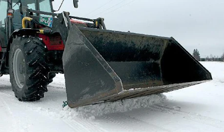 Aurauksen jälkeen kauha käännetään kannalleen ja polanneurien veto käy kätevästi.